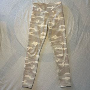 VGUC Athleta Elation Camo 7/8 Tight Women’s XS White And Gray